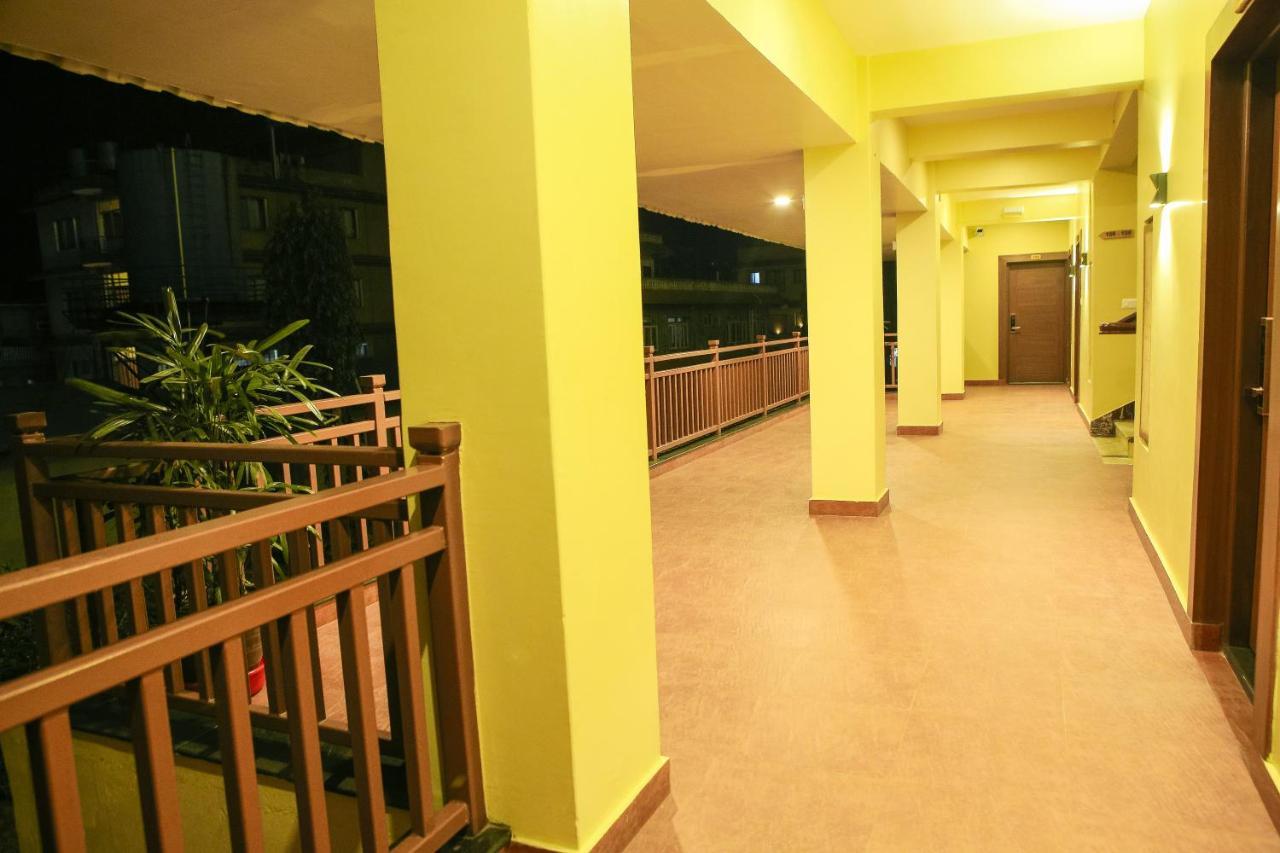 Om Gaura Hotel Pokhara Luaran gambar