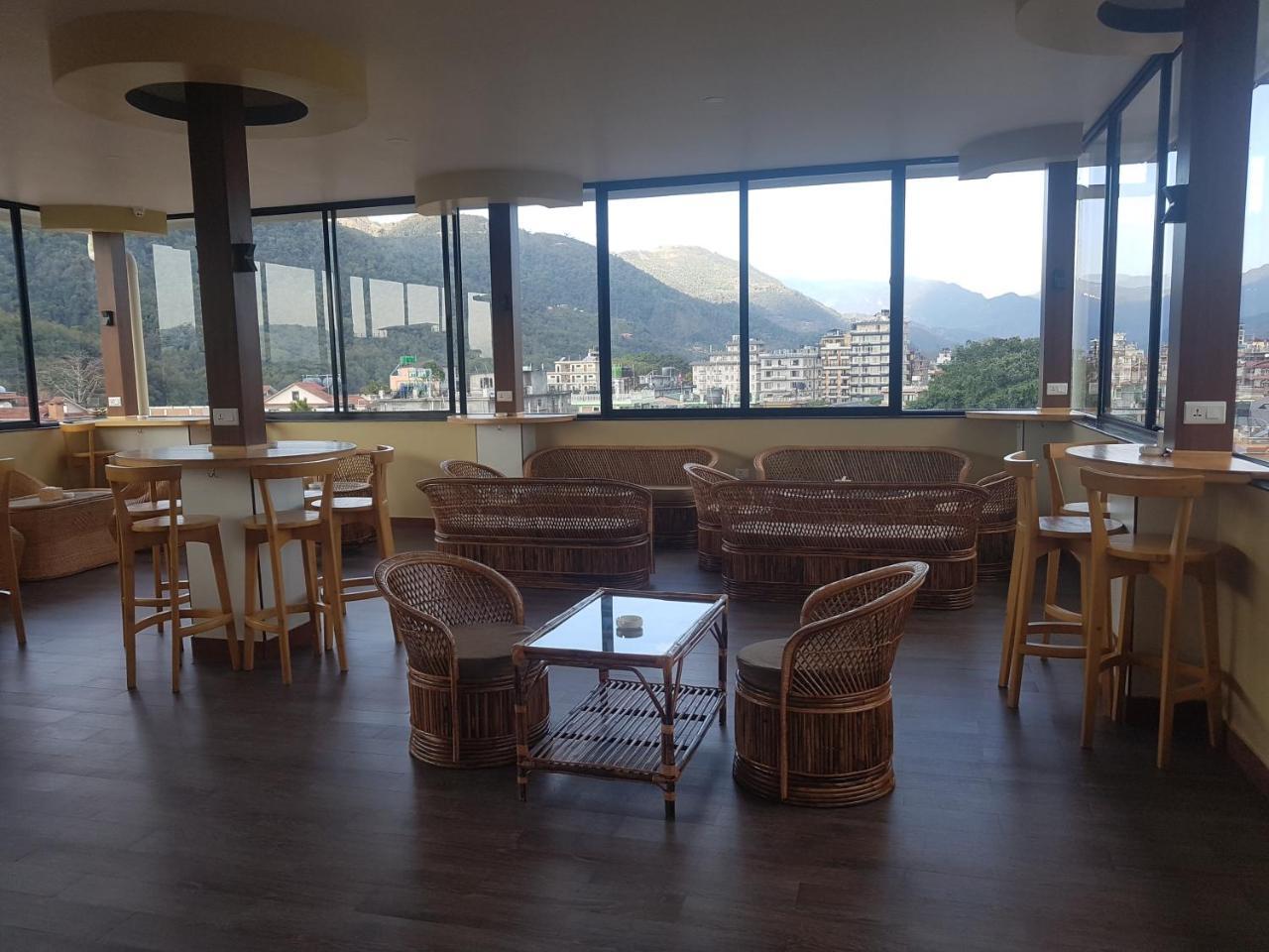 Om Gaura Hotel Pokhara Luaran gambar